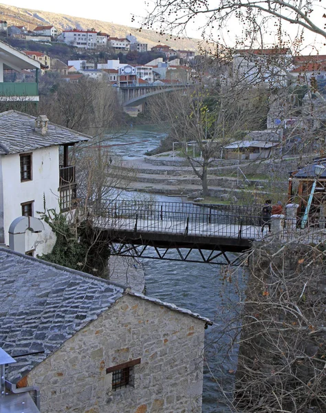 Floden Neretva i staden Mostar — Stockfoto