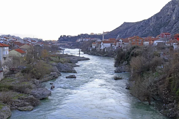 Rivière Neretva en ville Mostar — Photo