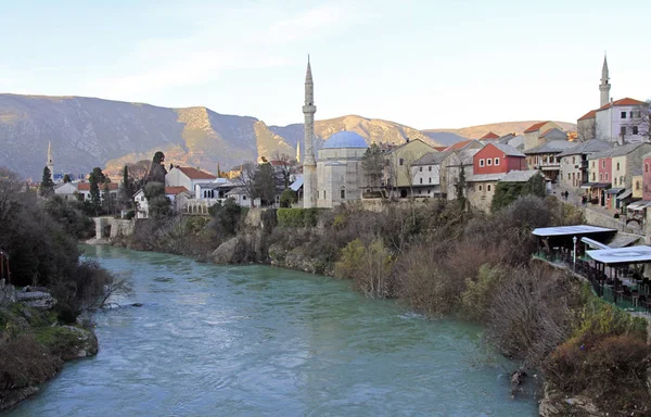A város Mostar Neretva folyó — Stock Fotó