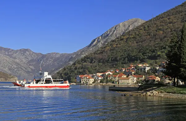 Ferry entre 2 lados de la bahía de Tivat — Foto de Stock