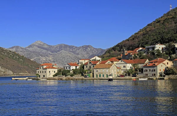 Pequeño pueblo Lepetane en la bahía de Tivat — Foto de Stock