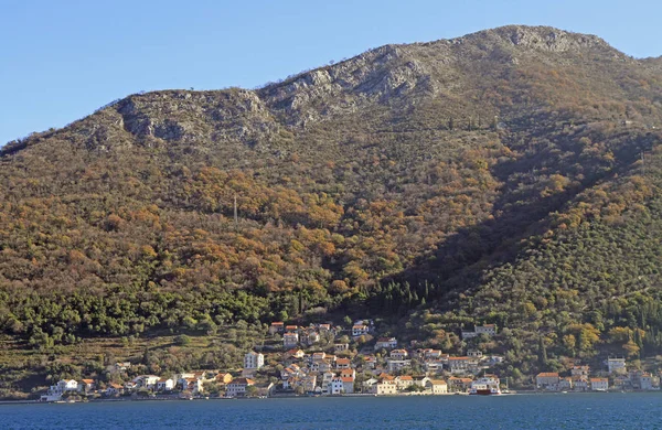 Pequeño pueblo Lepetane en la bahía de Tivat — Foto de Stock