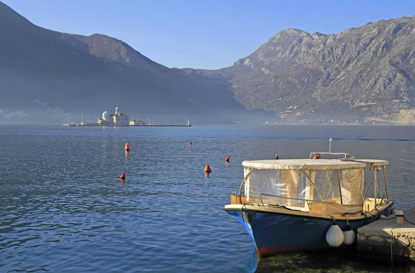 Isla llamada Nuestra Señora de las Rocas en Montenegro — Foto de Stock