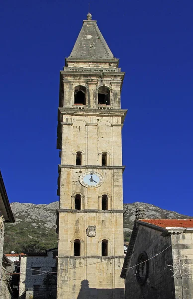 Iglesia de San Nicolás en el casco antiguo de Perast — Foto de Stock