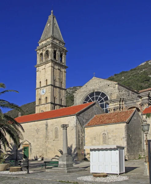 St Nicholas kyrkan i gamla stan i Perast — Stockfoto