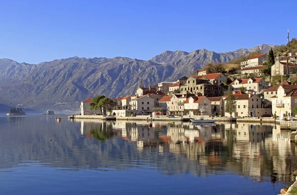 Ciudad de Perast en la bahía de Kotor — Foto de Stock