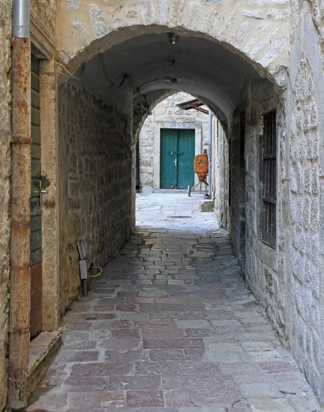 Smalle boog passage in de oude stad van Kotor — Stockfoto