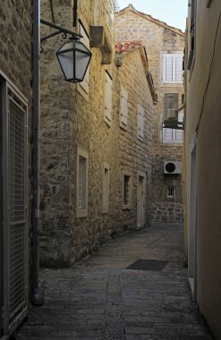 Budva'nın pitoresk dar sokak