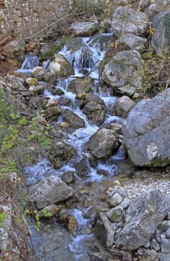Şehir Budva yakınındaki dağ şelale