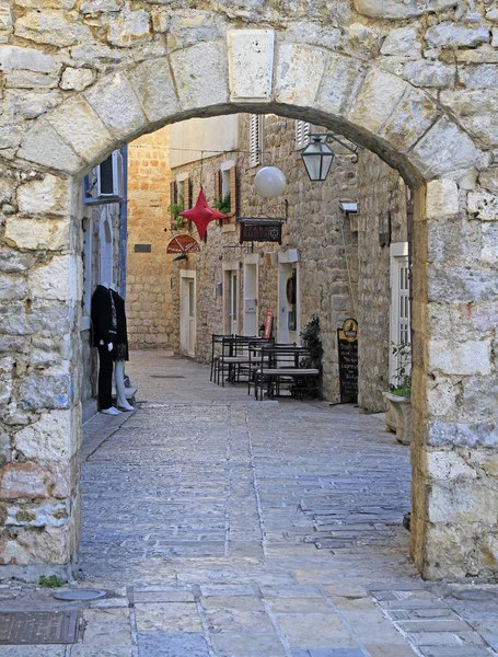 Pintoresca calle estrecha en el casco antiguo de Budva, Montenegro —  Fotos de Stock