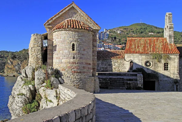 Edificios de la antigua iglesia en Budva — Foto de Stock