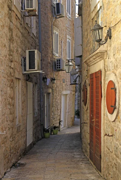 Picturesque narrow street in Budva — Stock Photo, Image