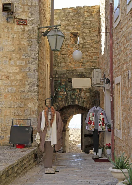 Picturesque narrow street in Budva — Stock Photo, Image