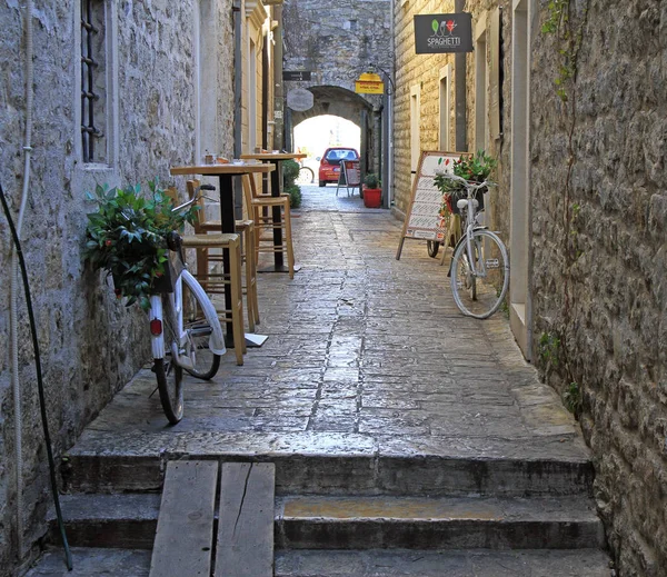 Picturesque narrow street in Budva — Stock Photo, Image