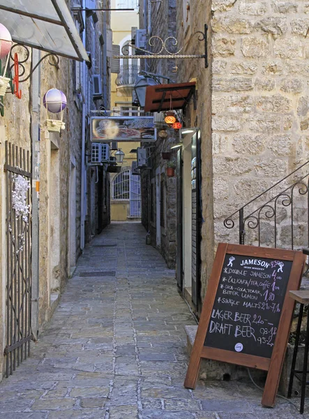 Picturesque narrow street in Budva — Stock Photo, Image