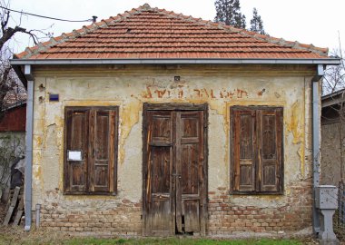 Şehir Nis orta kısmında evi terk