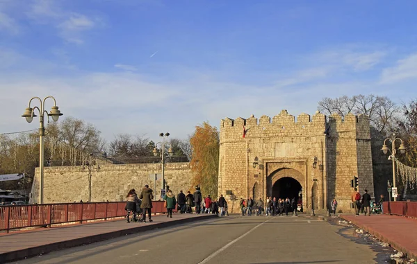 Kamenná brána starobylé pevnosti osmanské styl v Nis — Stock fotografie