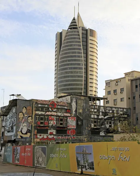 Administrativní budova s vládní úřady v dolní Haifě — Stock fotografie