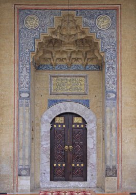 Gazi Hüsrev Bey-Camii girişi