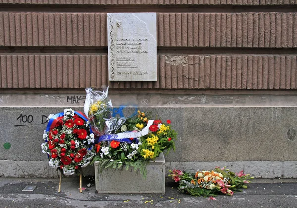 Ghirlanda e fiori su oplace di morte della gente in guerra bosniaca — Foto Stock