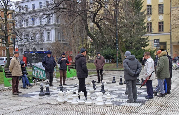 Мужчины играют в шахматы с огромными фигурами на открытом воздухе в Сараево — стоковое фото