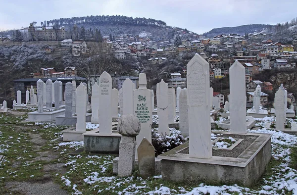 El cementerio en la colina para la gente murió en la guerra de Bosnia en Sarajevo, Bosnia y Herzegovina —  Fotos de Stock