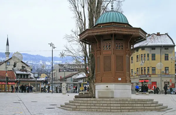 Praça Bascarsija com fonte de madeira Sebilj na Cidade Velha Sarajevo — Fotografia de Stock