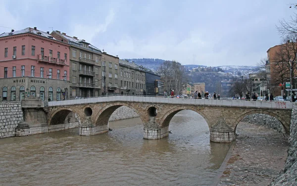 Ponte Latina é uma ponte histórica otomana em Sarajevo — Fotografia de Stock