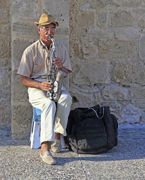 Musician is playing saxophone outdoor in Paphos, Cyprus — Stock Photo, Image