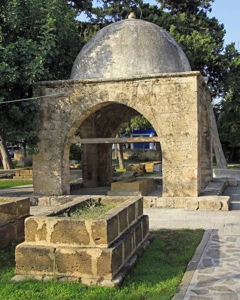 Baldoken Ottomaanse kerkhof weergave in Kyrenia — Stockfoto