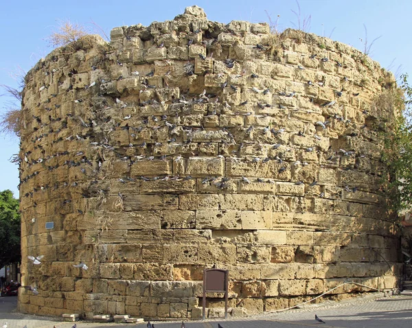 De ronde toren in Kyrenia, Turks gecontroleerde deel van Cyprus — Stockfoto