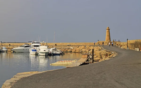 Видом на історичну гавань Кіренія на півночі Кіпру — стокове фото