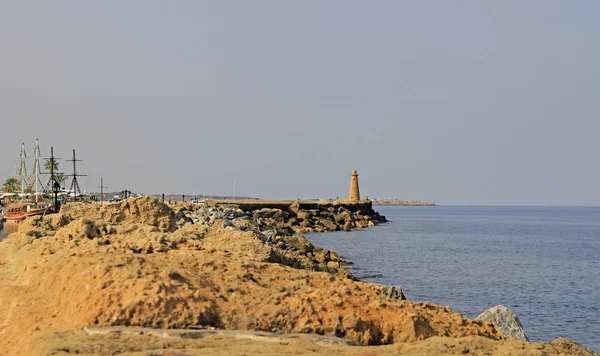 Latarnia morska w zabytkowym porcie Kyrenia — Zdjęcie stockowe