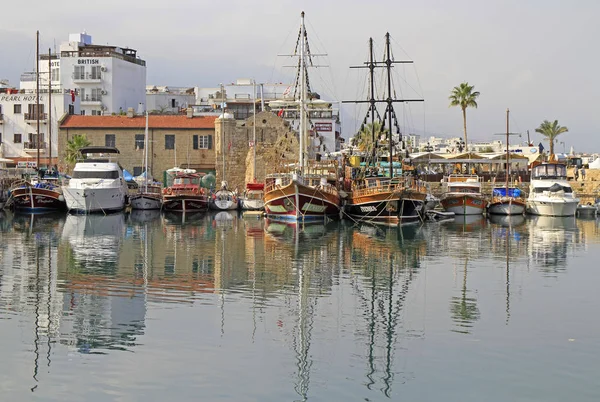 Marina i staden Kyrenia, turkiskt kontrollerade området i Cypern — Stockfoto