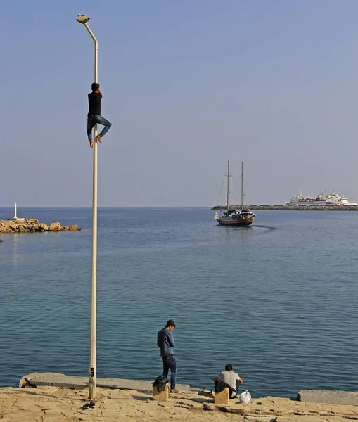 Adolescent grimpent pole en plein air à Kyrenia, Chypre — Photo