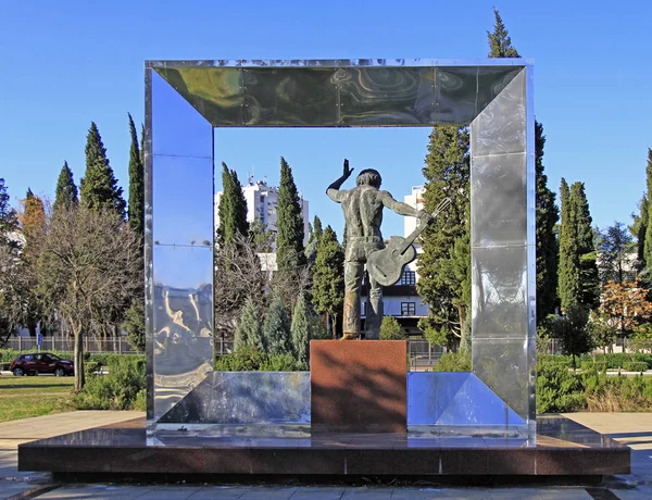 Rear view of monument to Vysotsky in Podgorica — Stock Photo, Image
