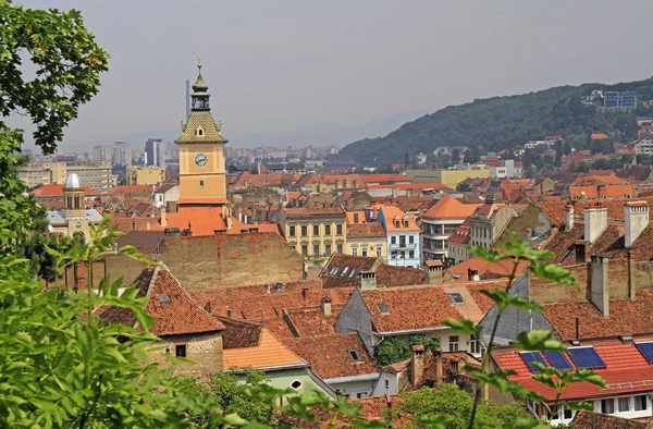 Rådets hus och andra byggnader i gamla stan i Brasov — Stockfoto