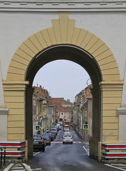 La puerta de Shay en la ciudad de Brasov, Rumania — Foto de Stock