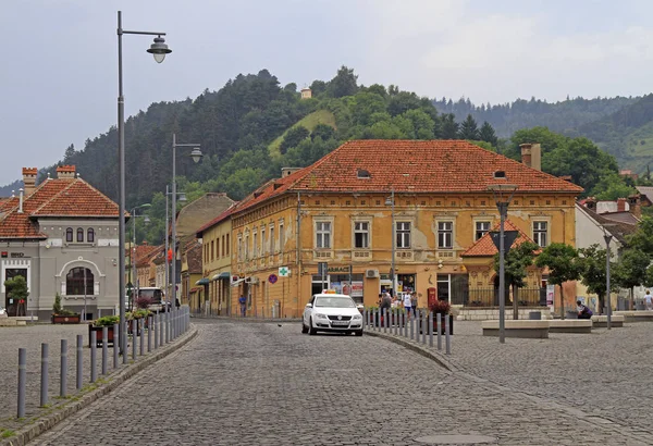 Les gens marchent par la place de l'Union à Brasov, Roumanie — Photo