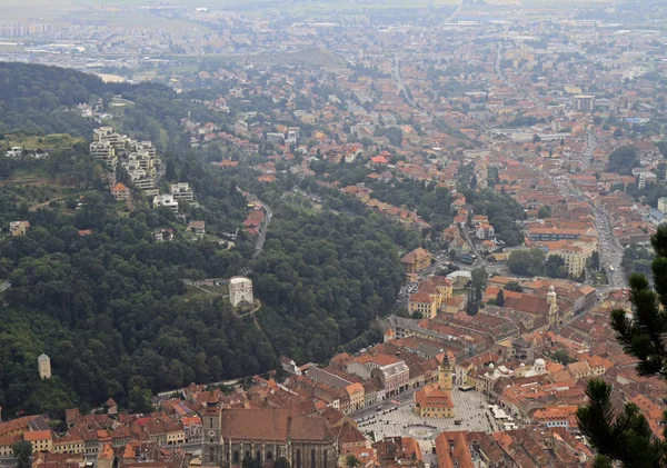 Utsikt från toppen av berget Tampa över Brasov stad — Stockfoto