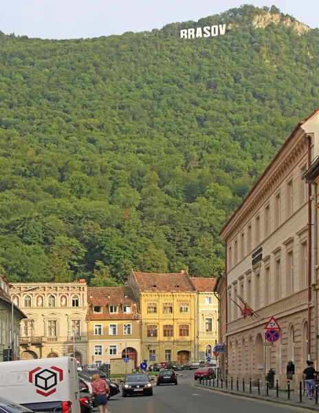 Straat in de oude binnenstad van Brasov, Roemenië — Stockfoto