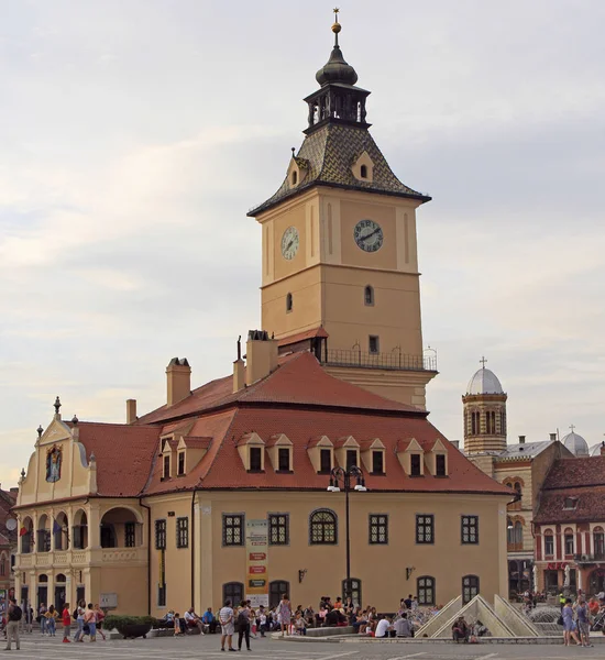 Mensen lopen op Raadshuis in Brasov — Stockfoto