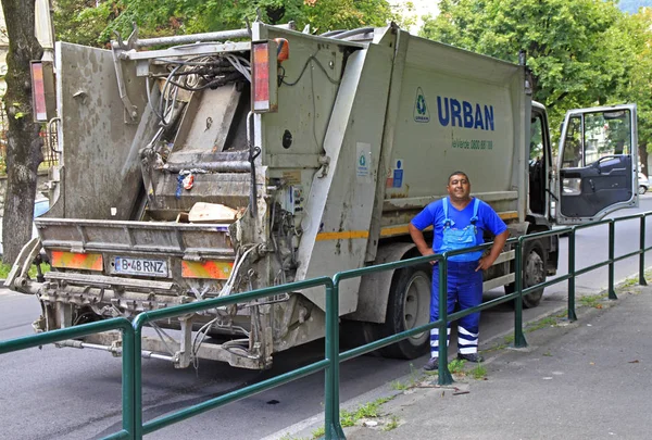 Munkavállaló szemetet truckdoor előtt álló — Stock Fotó