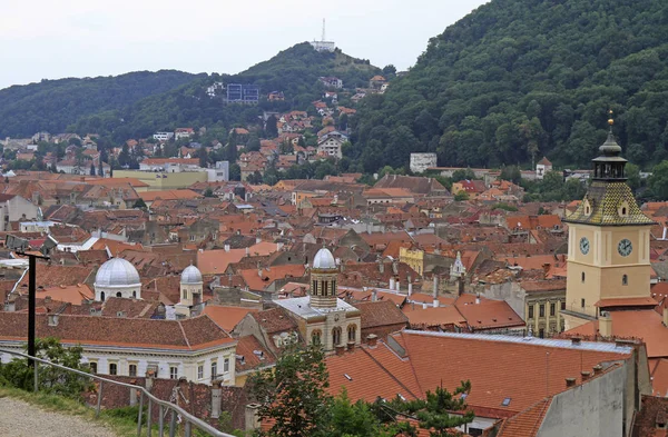 Meclis Binası ve diğer binalarda Brasov eski şehir — Stok fotoğraf