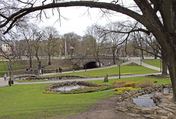 Ludzie idą przez wzgórze Bastion i park w Rydze, Łotwa — Zdjęcie stockowe