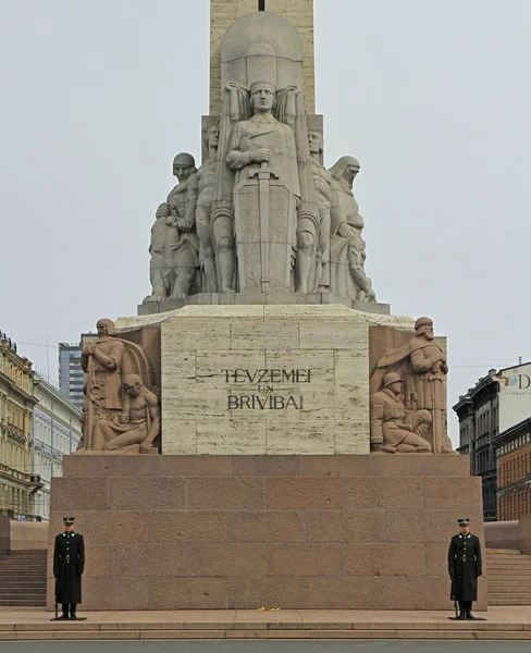 Guardas em Freedom Monument em Riga, Letónia — Fotografia de Stock