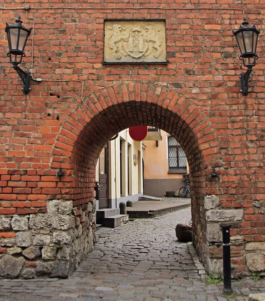 Paysage arche passage dans la vieille ville de Riga, Lettonie — Photo