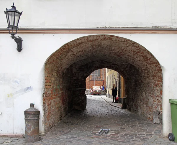 Pasillo de arco en la ciudad vieja de Riga, Letonia —  Fotos de Stock