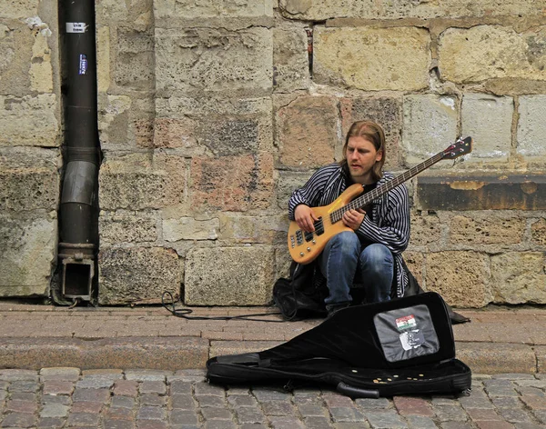 Street musician is playing bass guitar outdoor in Riga — Stock Photo, Image