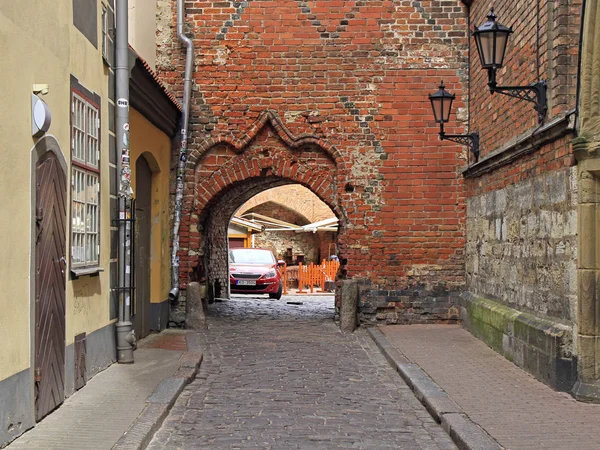 Paisaje arco pasadizo en la ciudad vieja de Riga, Letonia —  Fotos de Stock